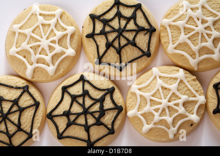 Halloween mini Spinnennetz Kekse auf weißem Hintergrund - von oben nach unten suchen. Stockfoto