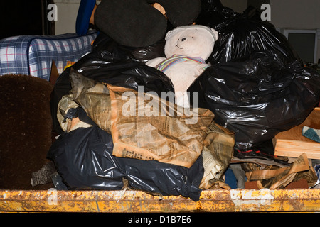 voll von inländischen Hausmüll mit ausrangierten Stofftier große überspringen mitten in Stockfoto