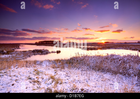 dramatische Sonnenaufgang über dem zugefrorenen See im winter Stockfoto