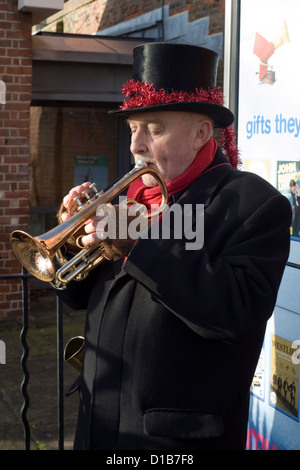 Musiker in zeitgenössischer Kleidung spielen am Eingang zu den Werften für den viktorianischen Festival von Weihnachten portsmouth Stockfoto