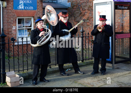 Musiker in zeitgenössischer Kleidung spielen am Eingang zu den Werften für den viktorianischen Festival von Weihnachten portsmouth Stockfoto