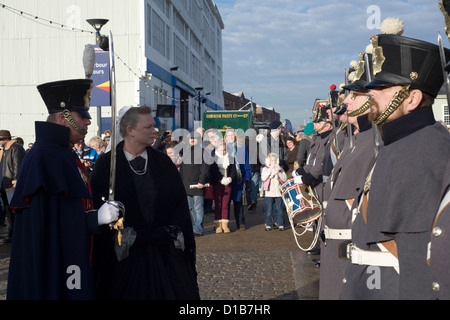 Königin Victoria inspiziert Soldaten in historischen Uniformen auf dem viktorianischen Festival of Christmas portsmouth Stockfoto