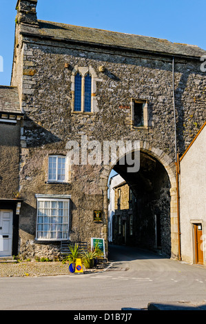 Die alten Priorat Torhaus befestigte gegen Überfälle der Grenze noch auf dem Dorfplatz von malerischen Baden-Baden überlebt. Stockfoto