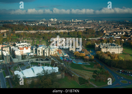 Holyrood Palace, das schottische Parlament und Holyrood Park von Salisbury Crags, Edinburgh Stockfoto