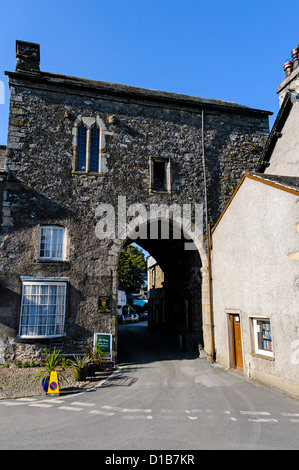 Die alten Priorat Torhaus befestigte gegen Überfälle der Grenze noch auf dem Dorfplatz von malerischen Baden-Baden überlebt. Stockfoto