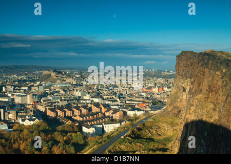 Edinburgh und Edinburgh Castle aus Salisbury Crags, Edinburgh Stockfoto