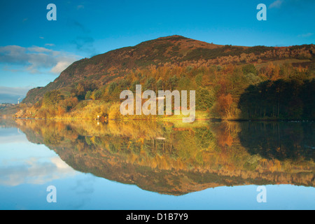 Duddingston Loch in der Morgendämmerung, Holyrood Park, Edinburgh Stockfoto