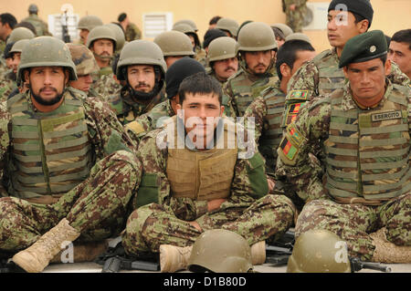 Farah Provinz, Afghanistan. 12. Dezember 2012. Mitglieder der afghanischen Nationalarmee warten zur Teilnahme an einer Tranche 3 Sicherheit Übergang Zeremonie im Camp Sayar 12. Dezember 2012 in der Provinz Farah, Afghanistan. Stockfoto