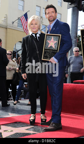 Hollywood, USA. 13. Dezember 2012. Schauspieler Hugh Jackman im Bild mit Frau Deborra-Lee Furness, ausgezeichnet mit einem Stern auf dem Hollywood Walk of Fame, Hollywood, USA 13. Dezember 2012. Bildnachweis: Sydney Alford / Alamy Live News Stockfoto