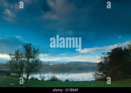 Duddingston Loch in der Morgendämmerung, Holyrood Park, Edinburgh Stockfoto