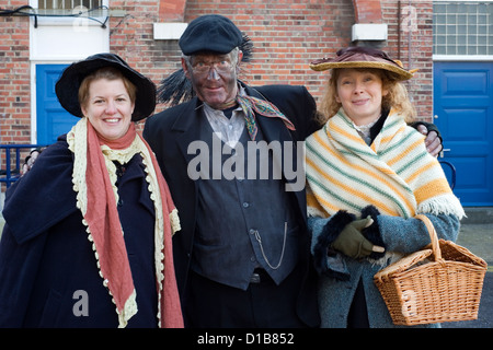 zwei elegant gekleideten Frauen im Zeitraum Kleid mit traditionellen Schornsteinfeger auf dem viktorianischen Festival of Christmas portsmouth Stockfoto