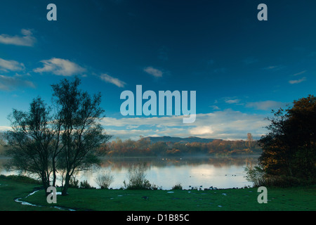 Duddingston Loch in der Morgendämmerung, Holyrood Park, Edinburgh Stockfoto