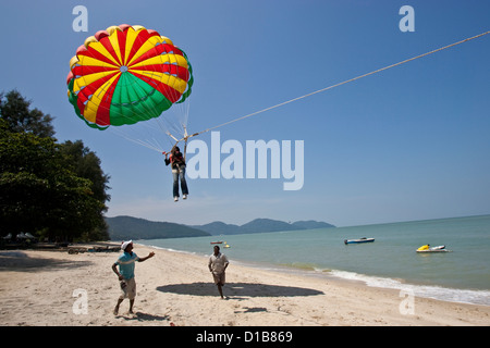 Parasailing, Batu Ferringhi Strand, Georgetown, Penang, Malaysia Stockfoto