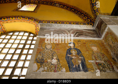 Mosaik im Obergeschoss der Hagia Sophia Maria mit Jesuskind und Kaiser John Comnenus Empress Irene Sohn Elexius Istanbul Türkei Stockfoto