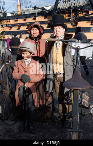Familie im Zeitraum Kleid vor hms Sieg auf dem viktorianischen Festival of Christmas portsmouth Stockfoto