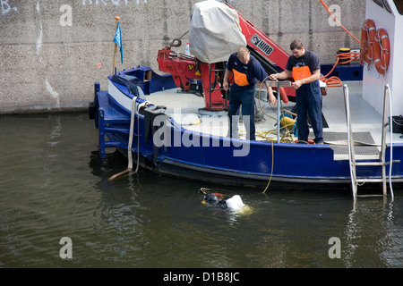 Berlin, Deutschland, Taucher in den Landwehrkanal Stockfoto