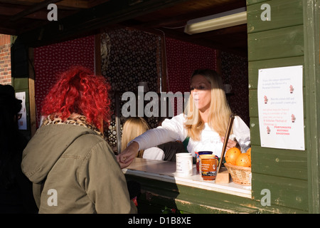 hübsche junge Frau mit traditioneller Glühwein auf dem viktorianischen Festival of Christmas portsmouth Stockfoto