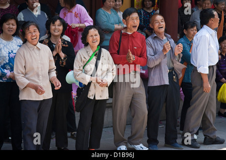 Chinesen Gesang an der Jade Buddha Tempel, Shanghai, China Stockfoto