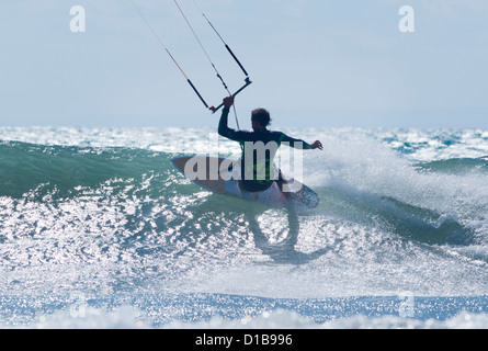 Man Welle surfen. Tarifa, Costa De La Luz, Cádiz, Andalusien, Spanien. Stockfoto