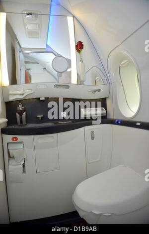 Katar Dreamliner Flugzeuge, Boeing 787, WC in der First Class und Business Abschnitt des Dreamliners Stockfoto