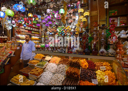 Shop Arbeiter in der Ägyptischen Gewürzbasar Istanbul mit Turkish Delight Wasserleitungen und Lampen Türkei Stockfoto