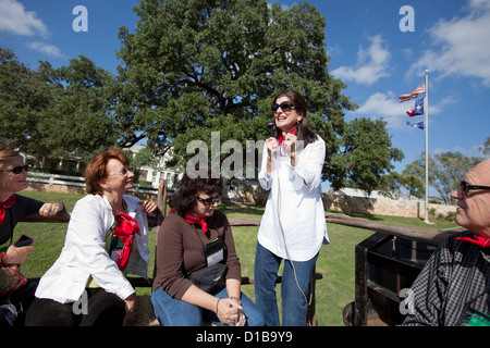 Luci Johnson Turpin, Tochter des ehemaligen US-Präsident Lyndon B. Johnson, führt eine Tour an der LBJ Ranch National Historical Park in Texas Stockfoto