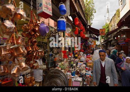 Lokale türkische Menschen Einkaufen in der Nähe des ägyptischen Spice Market in Istanbul Türkei Stockfoto