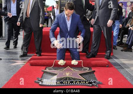 Hugh Jackman bei der Induktion Zeremonie für Stern auf dem Hollywood Walk of Fame für Hugh Jackman, Hollywood Boulevard, Los Angeles, CA 13. Dezember 2012. Foto von: Michael Germana/Everett Collection Stockfoto