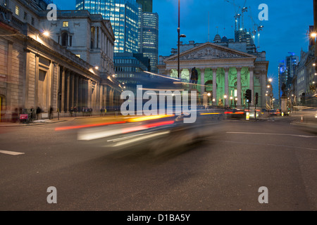 Bank-Kreuzung in der Nacht mit der Royal Exchange, City of London, England Stockfoto