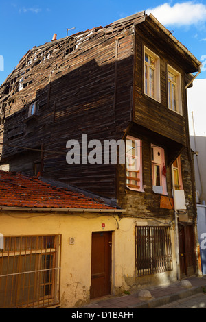 Alten heruntergekommen historischen osmanischen Holzhaus in Istanbul Türkei Stockfoto