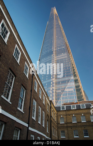 Antike und moderne: Londons neueste Wolkenkratzer "The Shard", entworfen von Renzo Piano, überragt von einer Terrasse aus viktorianischen Häusern. Southwark, London, UK. Stockfoto