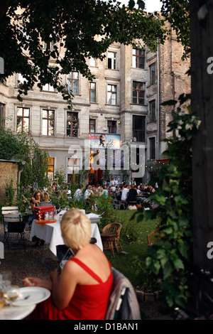 Berlin, Deutschland, im Hof des Restaurantgaeste Clärchens Ballhaus Stockfoto
