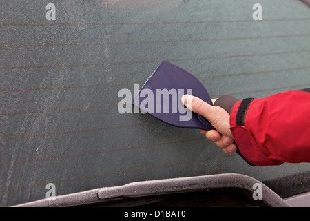 Den Frost aus der Heckscheibe des Autos in der Kälte der eisigen britische Clearing Stockfoto