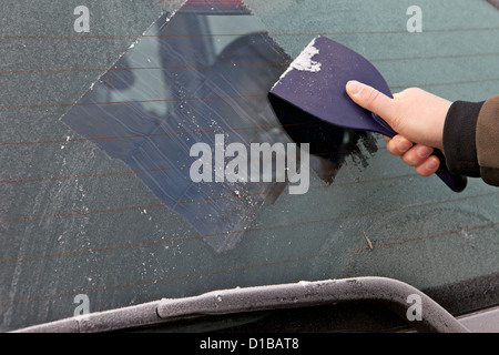 Den Frost aus der Heckscheibe des Autos in der Kälte der eisigen britische Clearing Stockfoto