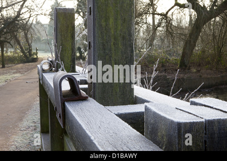 Die Sperren für See im Brueton Park während der kalten Winterwetter in frost Stockfoto