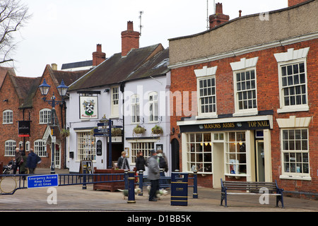 Shopper in Solihull High Street außerhalb Masons Arms Pub Winter Stockfoto