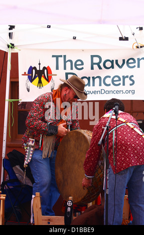 Zwei Mitglieder der Navajo Raven Tänzer tanzen Gruppe auf eine fiar Stockfoto