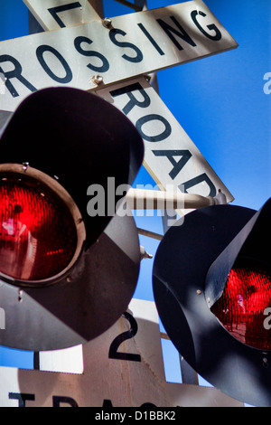 Eisenbahn-Zeichen und Warnleuchten Stockfoto