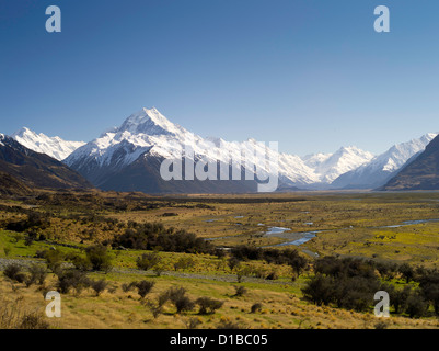 Blick auf das Tasman River Tal fließt aus den neuseeländischen Alpen, mit Aoraki/Mount Cook im Hintergrund, Neuseeland Stockfoto