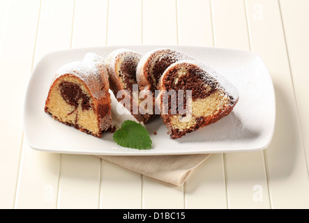 Scheiben von Marmorkuchen mit Puderzucker bestreut Stockfoto