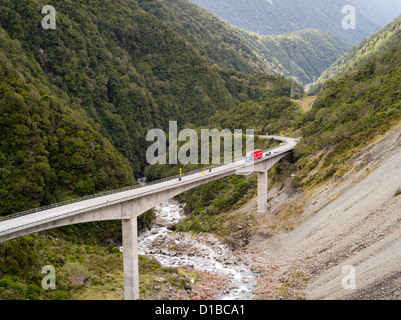 Die Autobahn 73 Brücke an der Arthur's Pass, gebaut, da der Lawinen über den vorhergehenden Straße ; Neuseeland Stockfoto