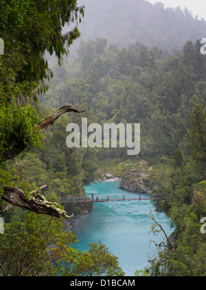 Ansicht des hokitika Gorge und die Hängebrücke und tramper an einem regnerischen Tag, in der Nähe von Hokitika, Neuseeland. Stockfoto