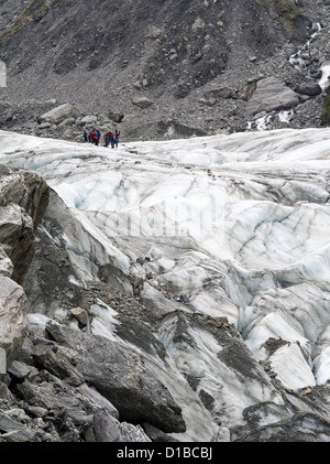 Detailansicht der Fox Gletscher/Te Moeka o Tuawe, Westland/Tai Poutini Nationalpark, Neuseeland mit Wanderer auf dem Gletscher Stockfoto