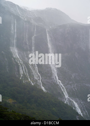 Wasserfälle am Fluss Cleddau in der Nähe von Milford Sound, Fiordland-Nationalpark, Neuseeland, nach ein schweren Regen ev Stockfoto