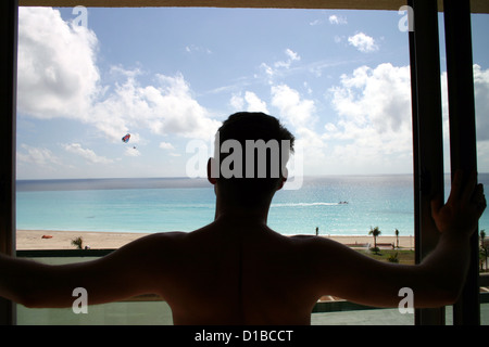 Silhouette der touristische Blick Fenster auf türkisfarbene Wasser des karibischen Meeres, Cancun, Mexiko Stockfoto