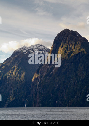 Sonnenuntergang senkt sich über Stirling Wasserfall, Milford Sound/Piopiotahi, Fjordland National Park, Neuseeland Stockfoto