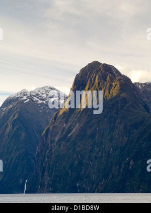 Sonnenuntergang senkt sich über Stirling Wasserfall, Milford Sound/Piopiotahi, Fjordland National Park, Neuseeland Stockfoto