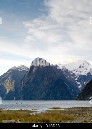 Sonnenuntergang senkt sich über Milford Sound, Mount Pembroke und Stirling fällt; Fjordland National Park, Neuseeland Stockfoto