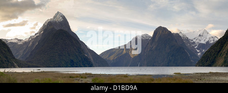 Panoramablick von Milford Sound (Piopiotahi), Stirling stürzen und Mount Pembroke, Fjordland National Park, Neuseeland Stockfoto