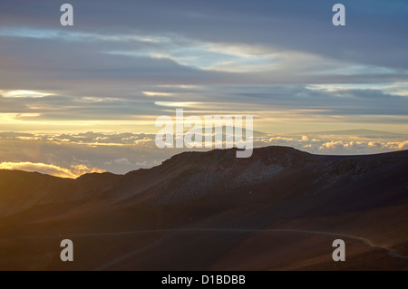 Atemberaubenden Sonnenaufgang oben auf Halaekala-Vulkan-Nationalpark in Maui Hawaii Stockfoto